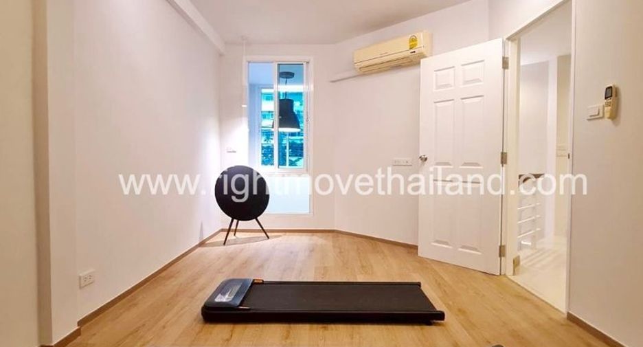 For rent 3 bedrooms townhouse in Watthana, Bangkok
