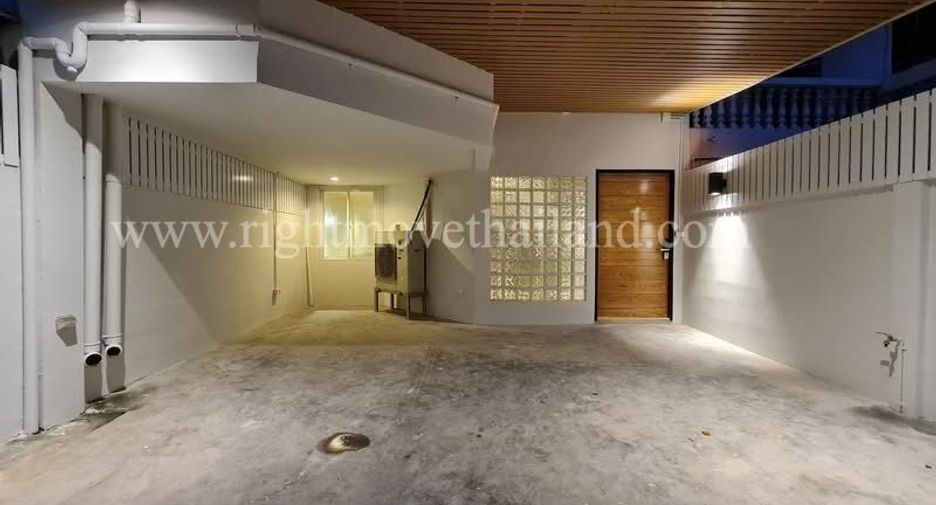 For rent 3 bedrooms townhouse in Watthana, Bangkok