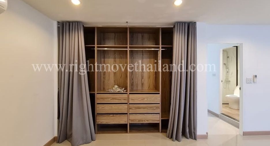 For rent 3 bedrooms townhouse in Watthana, Bangkok