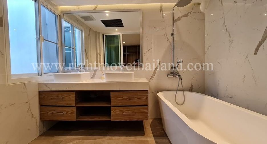 For rent 3 bedrooms townhouse in Watthana, Bangkok