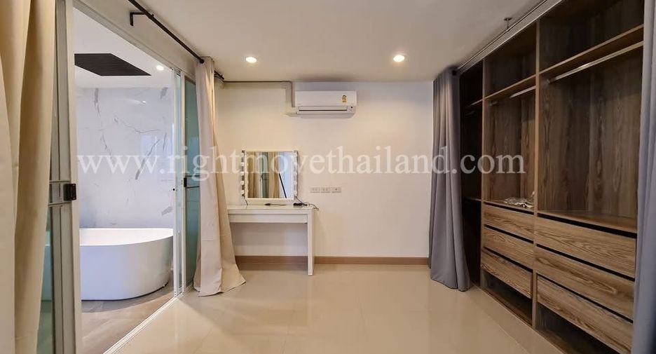 For rent 3 bedrooms townhouse in Watthana, Bangkok