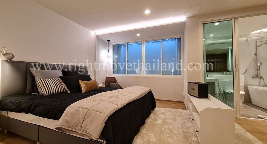 For rent 3 bedrooms townhouse in Watthana, Bangkok