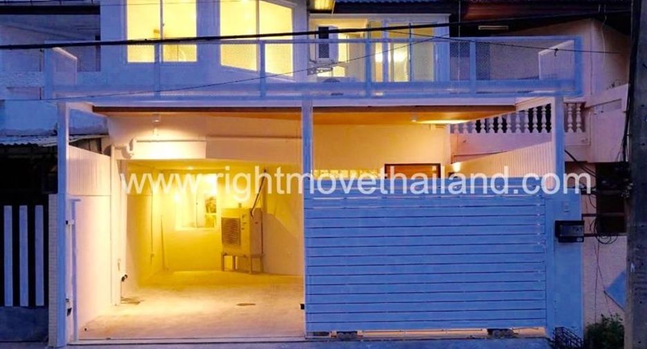 For rent 3 bedrooms townhouse in Watthana, Bangkok