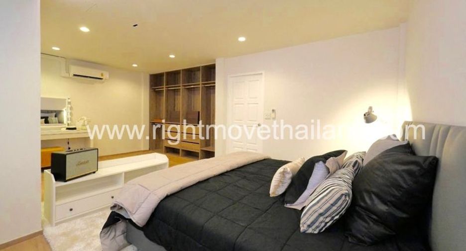 For rent 3 bedrooms townhouse in Watthana, Bangkok