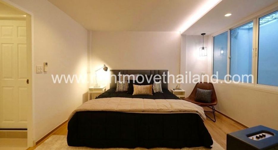 For rent 3 bedrooms townhouse in Watthana, Bangkok