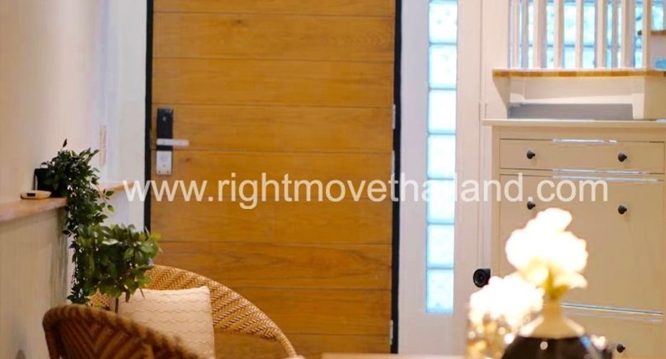For rent 3 bedrooms townhouse in Watthana, Bangkok