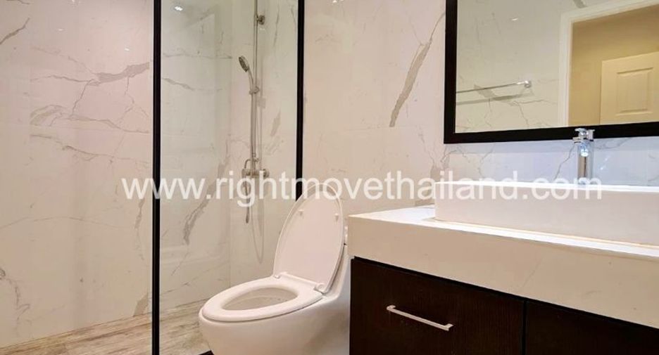 For rent 3 bedrooms townhouse in Watthana, Bangkok