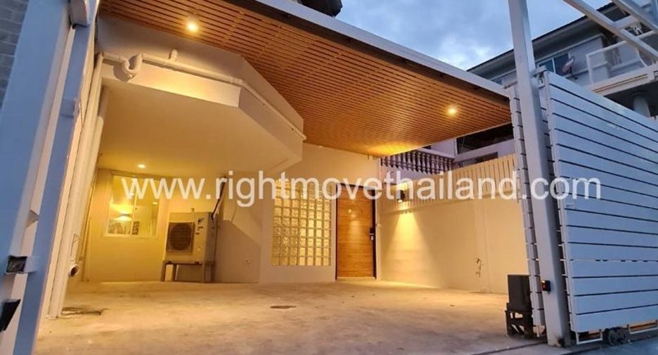 For rent 3 bedrooms townhouse in Watthana, Bangkok
