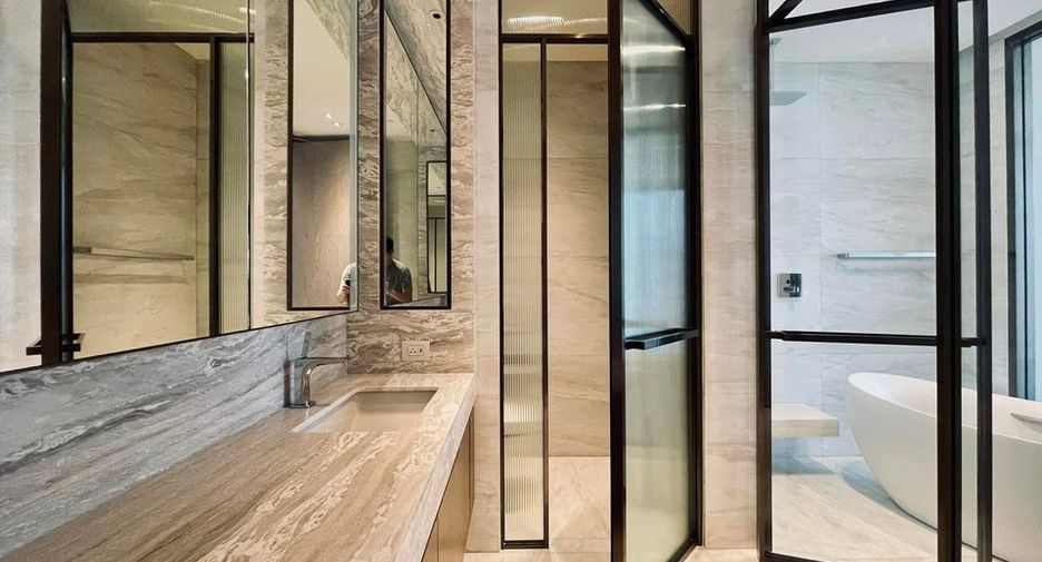 For sale 2 ベッドルーム condo in Pathum Wan, Bangkok