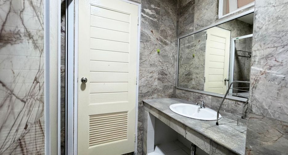 For rent and for sale 5 bedrooms townhouse in Suan Luang, Bangkok