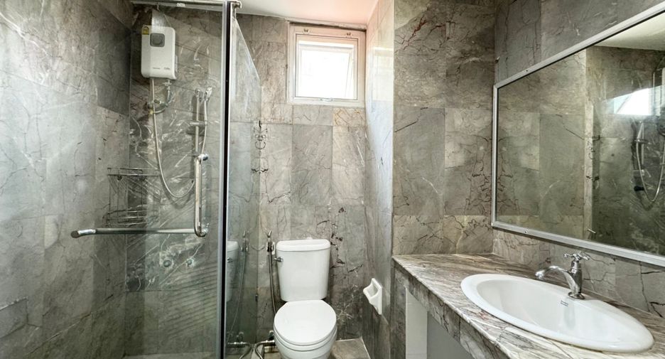 For rent and for sale 5 bedrooms townhouse in Suan Luang, Bangkok