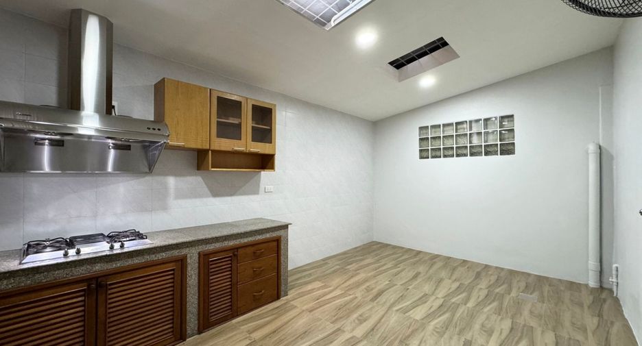 For rent and for sale 5 bedrooms townhouse in Suan Luang, Bangkok