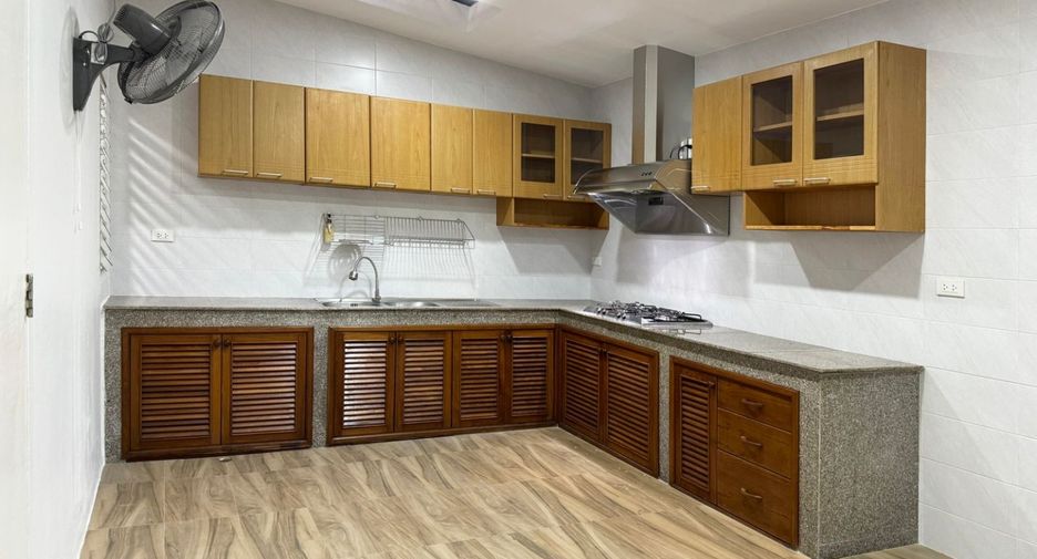 For rent and for sale 5 bedrooms townhouse in Suan Luang, Bangkok