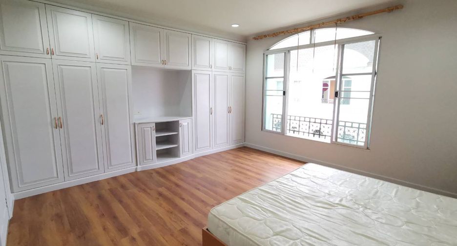 For rent 3 bedrooms townhouse in Yan Nawa, Bangkok