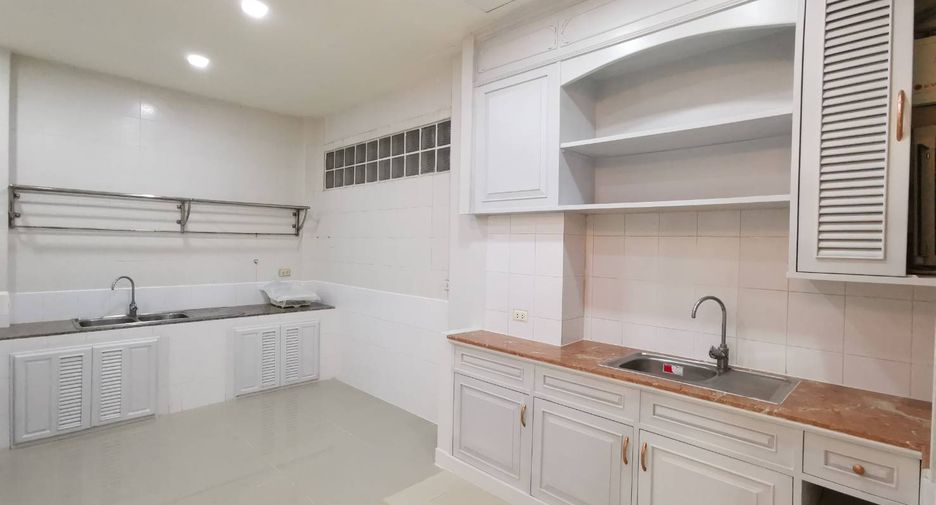 For rent 3 bedrooms townhouse in Yan Nawa, Bangkok