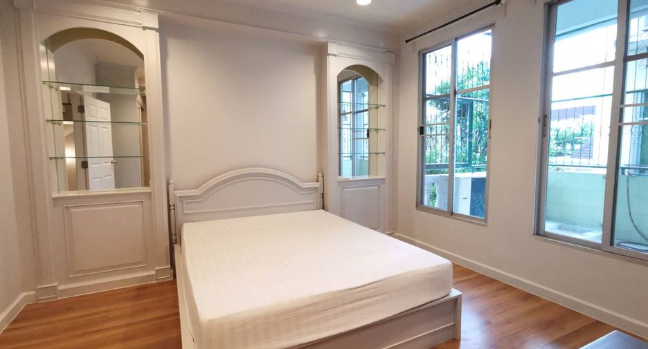 For rent 3 bedrooms townhouse in Yan Nawa, Bangkok