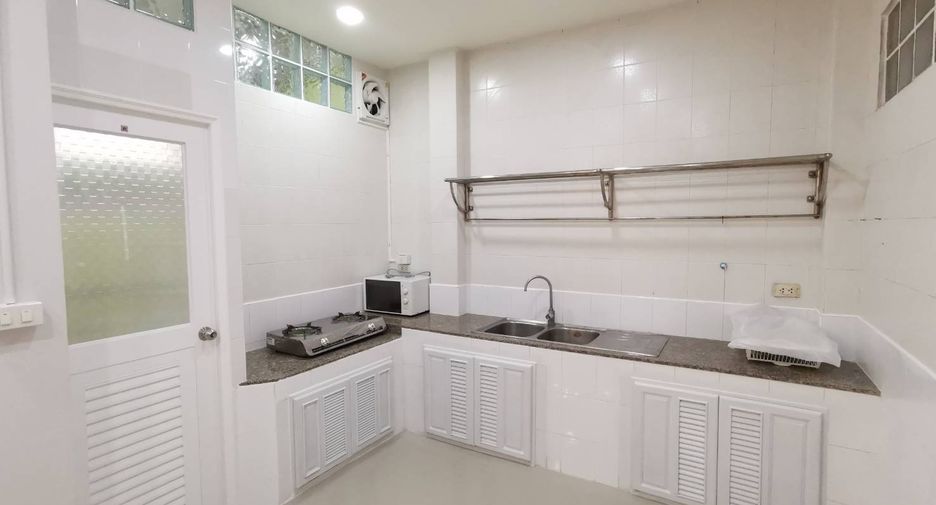 For rent 3 bedrooms townhouse in Yan Nawa, Bangkok