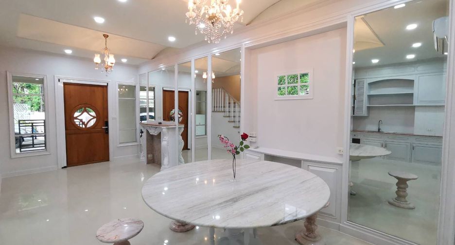 For rent 3 bedrooms townhouse in Yan Nawa, Bangkok