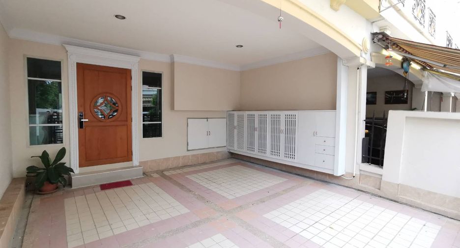 For rent 3 bedrooms townhouse in Yan Nawa, Bangkok