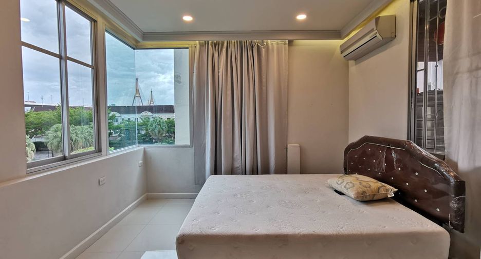 For rent 3 bedrooms townhouse in Yan Nawa, Bangkok
