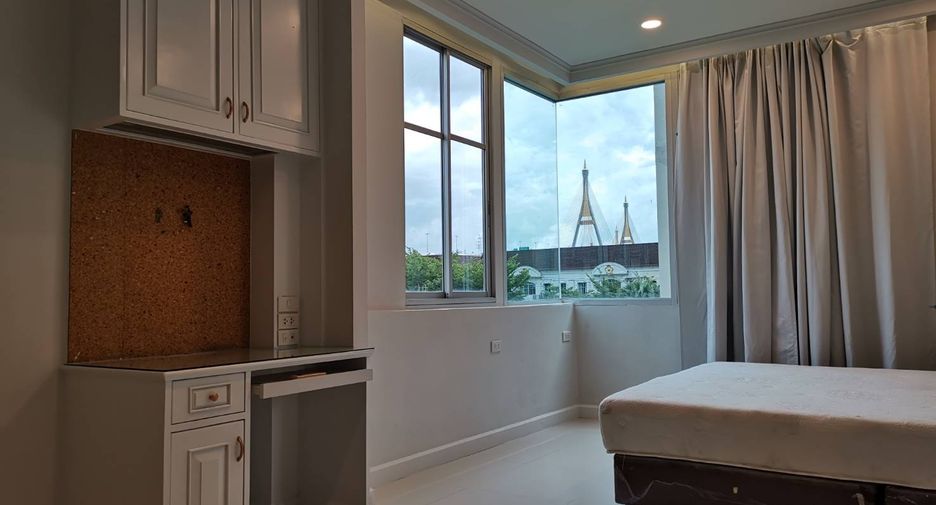 For rent 3 bedrooms townhouse in Yan Nawa, Bangkok