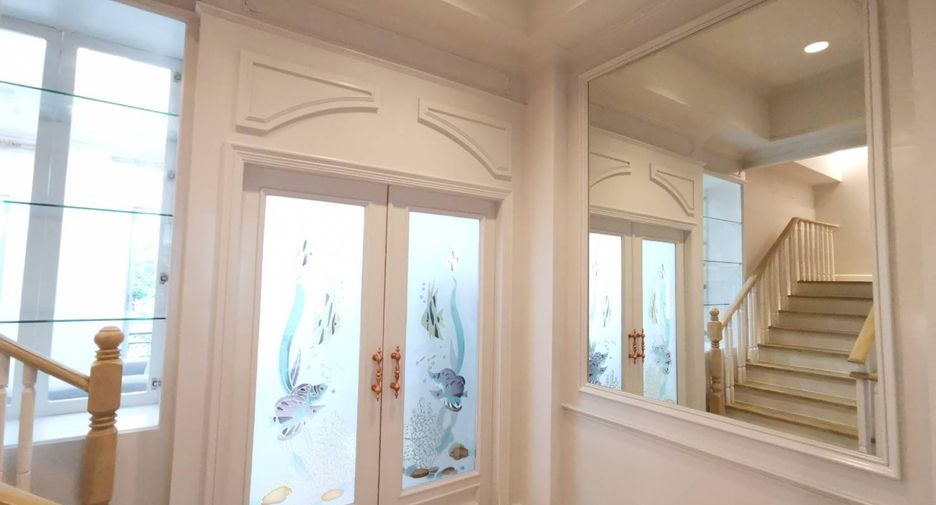 For rent 3 bedrooms townhouse in Yan Nawa, Bangkok