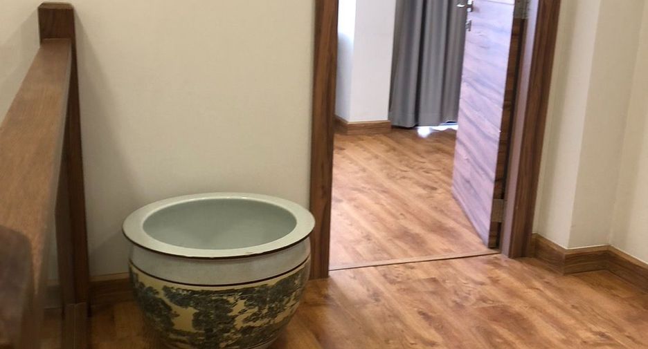 For rent 3 bedrooms office in Watthana, Bangkok