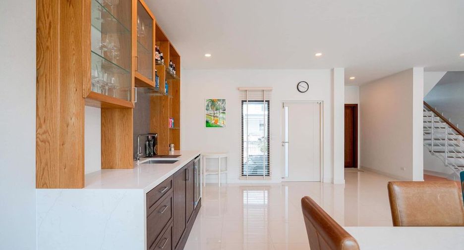 For rent and for sale 5 bedrooms house in Saphan Sung, Bangkok