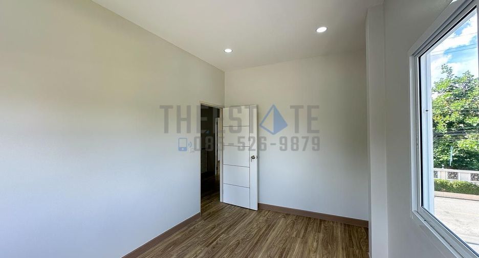 For sale 4 bedrooms townhouse in San Kamphaeng, Chiang Mai