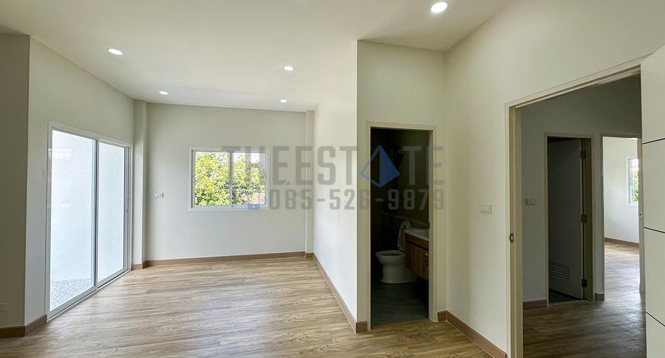 For sale 4 bedrooms townhouse in San Kamphaeng, Chiang Mai