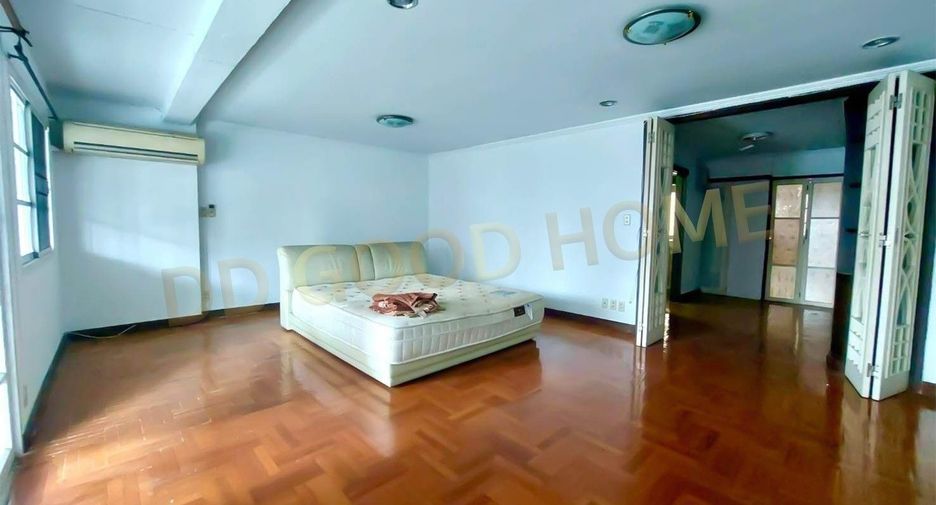 For sale 4 Beds house in Sathon, Bangkok
