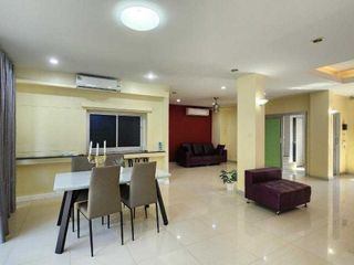 Haus zur Miete mit 4 Zimmer in Watthana, Bangkok