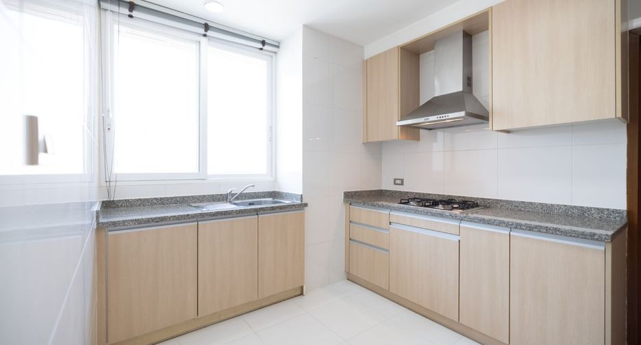 For rent 2 bedrooms apartment in Khlong Toei, Bangkok