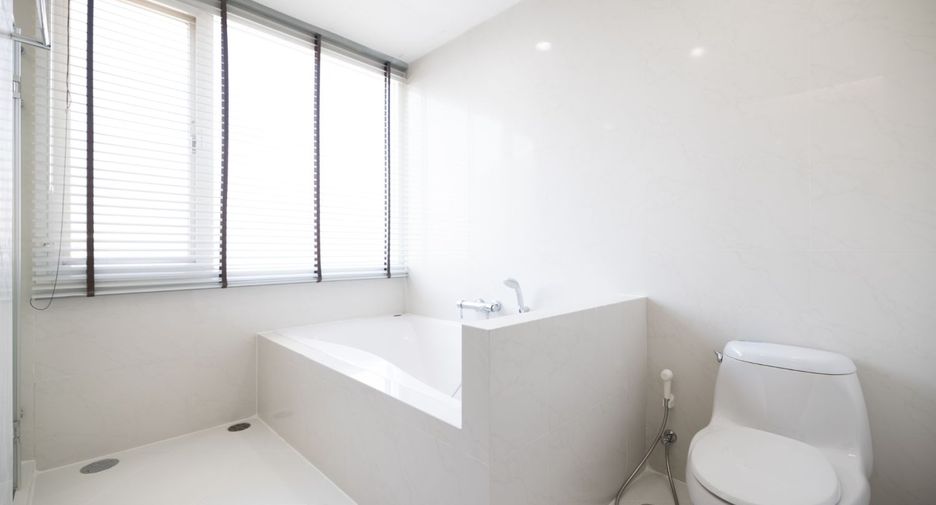 For rent 2 bedrooms apartment in Khlong Toei, Bangkok