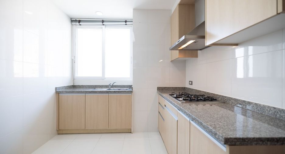 For rent 2 bedrooms apartment in Khlong Toei, Bangkok