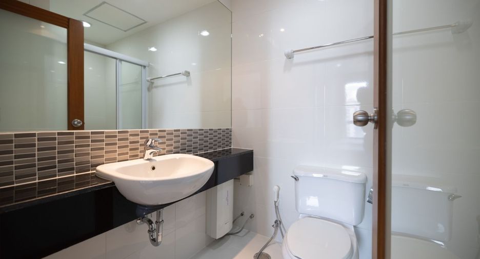 For rent 2 bedrooms apartment in Khlong Toei, Bangkok
