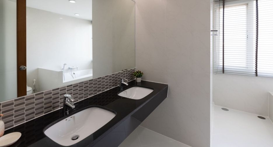 For rent 2 bedrooms apartment in Khlong Toei, Bangkok