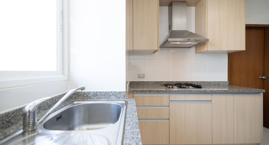 For rent 2 bedrooms apartment in Khlong Toei, Bangkok
