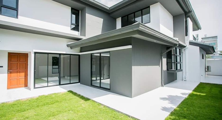 For sale 4 bedrooms house in Lat Phrao, Bangkok