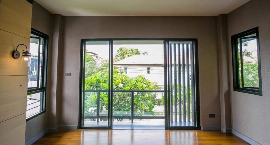 For sale 4 bedrooms house in Lat Phrao, Bangkok