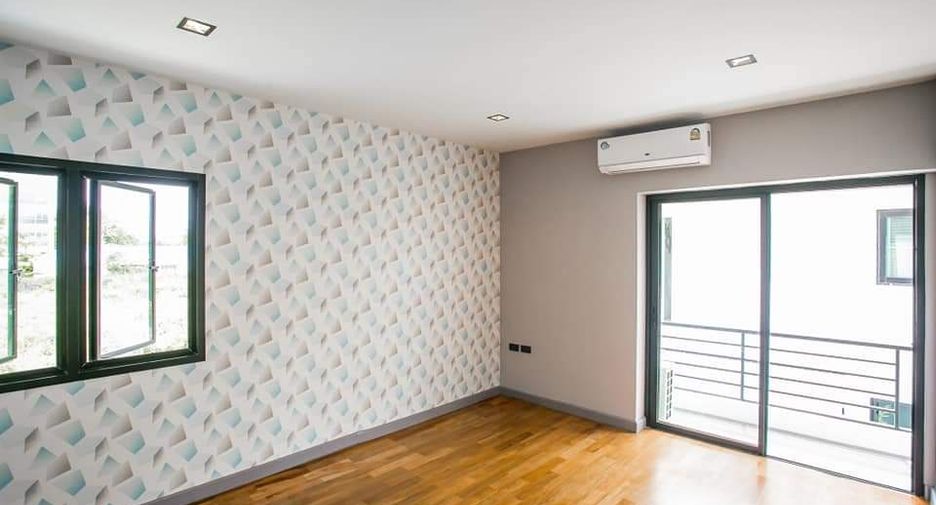 For sale 4 bedrooms house in Lat Phrao, Bangkok