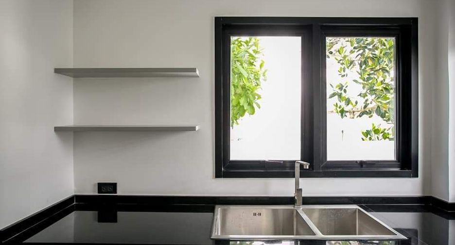 For sale 4 bedrooms house in Lat Phrao, Bangkok