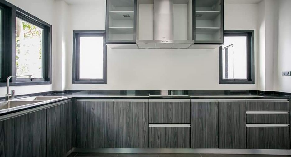 For sale 4 bedrooms house in Lat Phrao, Bangkok