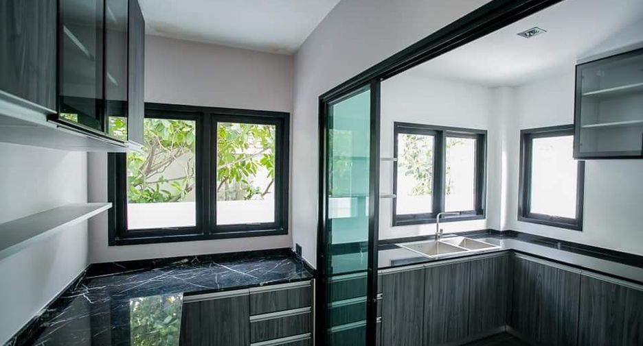 For sale 4 bedrooms house in Lat Phrao, Bangkok