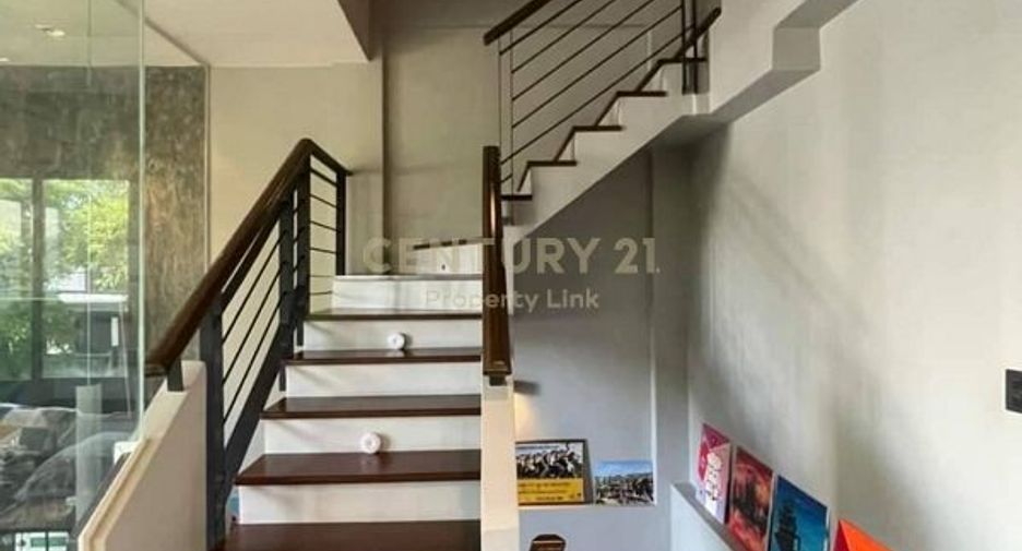 For sale 3 bedrooms townhouse in Mueang Samut Prakan, Samut Prakan