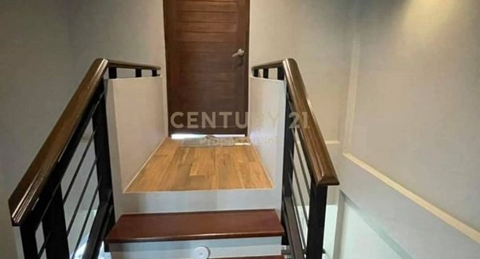 For sale 3 bedrooms townhouse in Mueang Samut Prakan, Samut Prakan