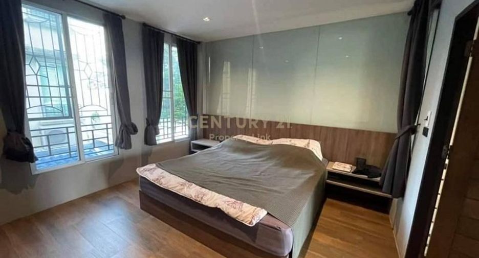 For sale 3 bedrooms townhouse in Mueang Samut Prakan, Samut Prakan