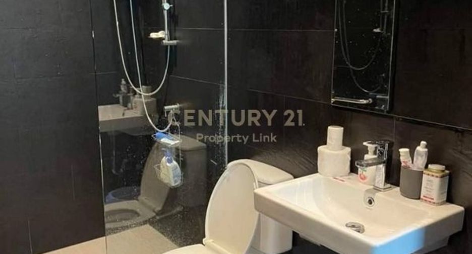 For sale 3 bedrooms townhouse in Mueang Samut Prakan, Samut Prakan