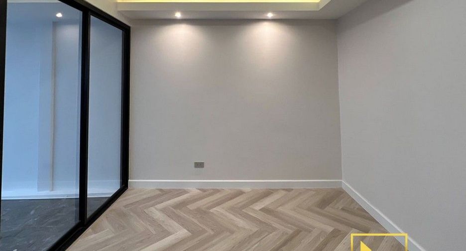 For rent 4 bedrooms townhouse in Watthana, Bangkok