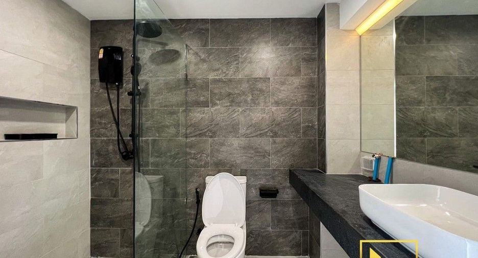 For rent 4 bedrooms townhouse in Watthana, Bangkok